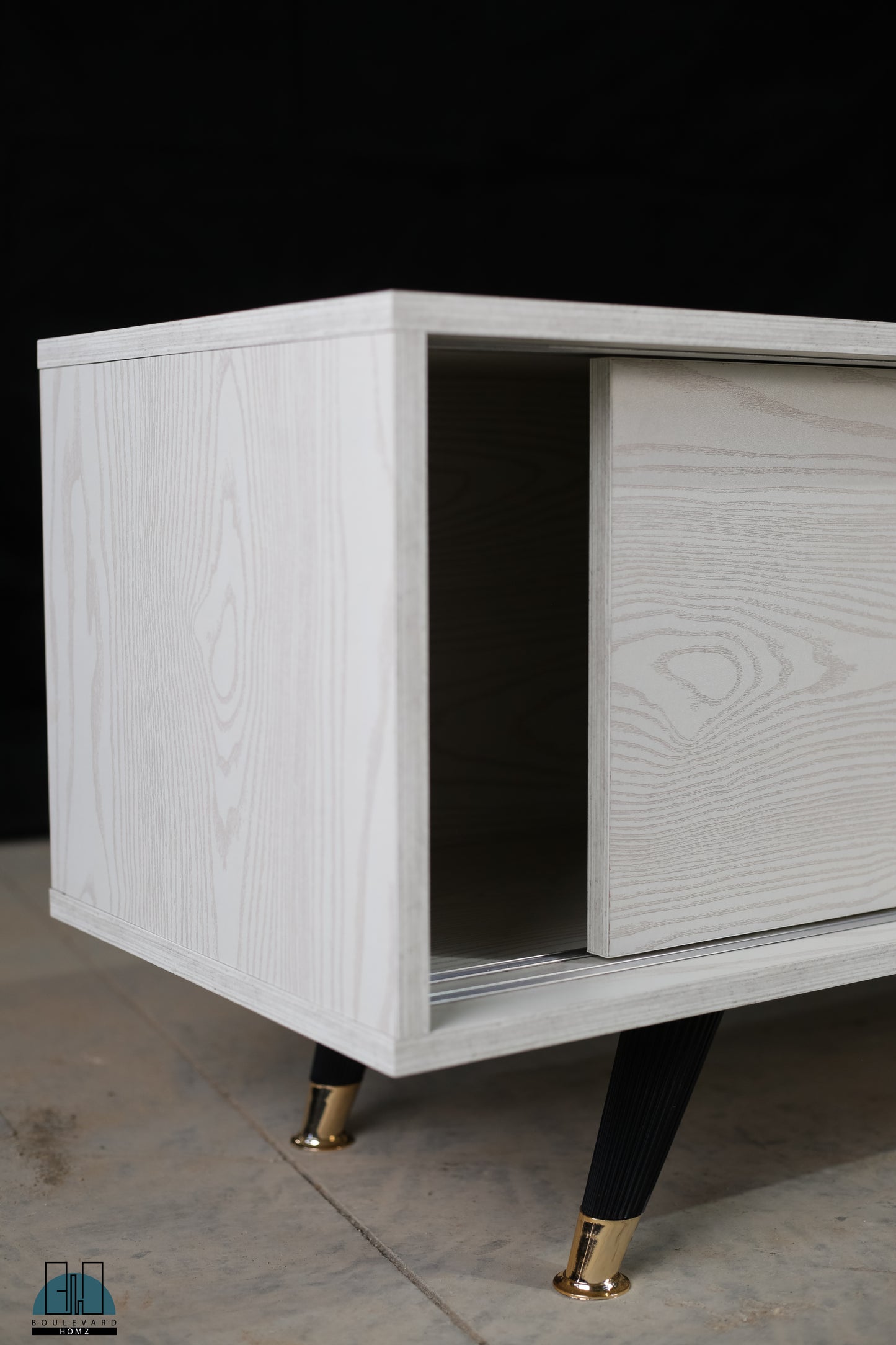 0009-Strips TV unit